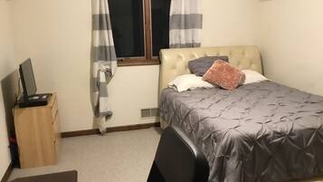 2 soverom, skrivebord, strykejern/-brett og wi-fi (inkludert)