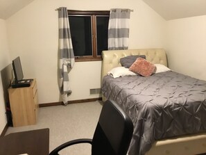 2 slaapkamers, een bureau, een strijkplank/strijkijzer, gratis wifi