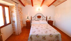 3 slaapkamers, een strijkplank/strijkijzer, gratis wifi, beddengoed