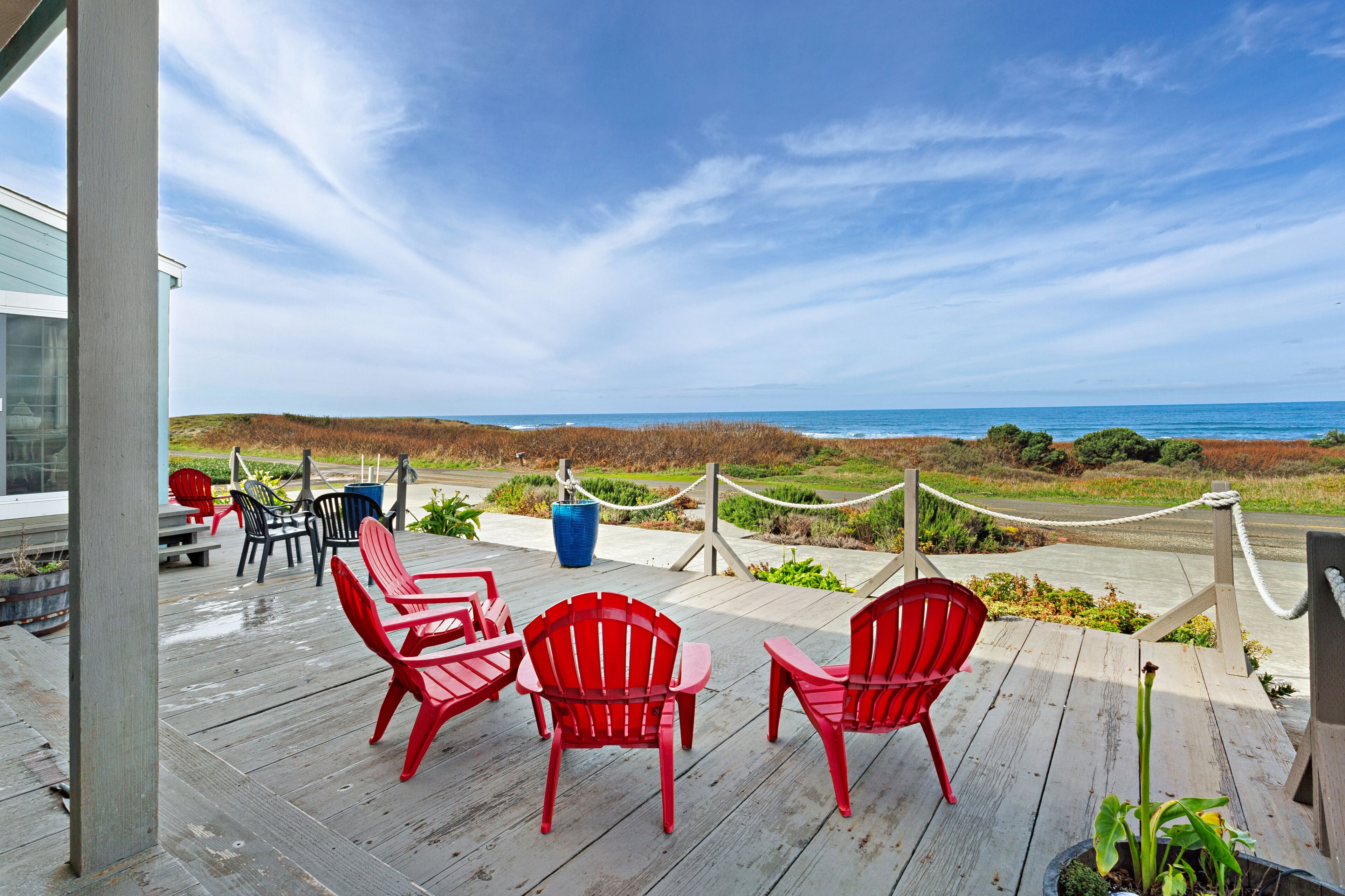 Amazing oceanfront home & guesthouse w/hot tub, beach access & decks - 2 dogs OK