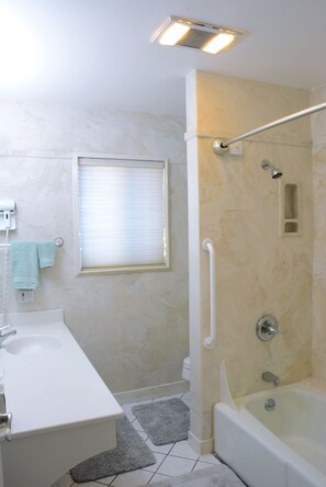 Ensemble douche/baignoire, sèche-cheveux, serviettes fournies, savon