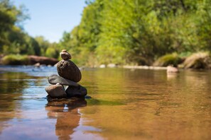Un montón de rocas equilibradas sobre la orilla de un río.
