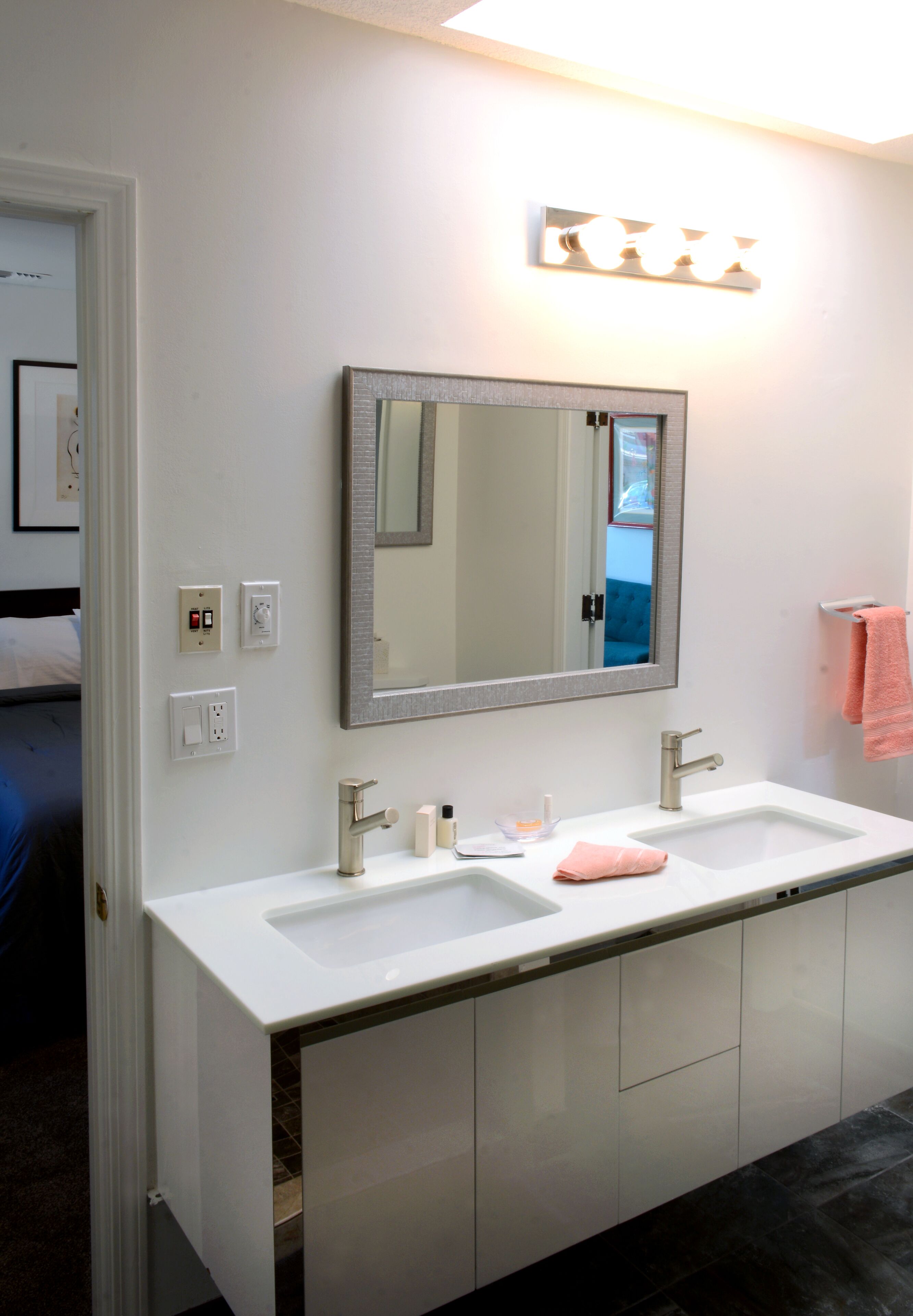 Duschwanne, Haartrockner, Handtücher, Seife