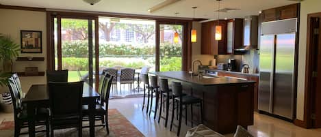 Réfrigérateur, micro-ondes, four, plaque de cuisson