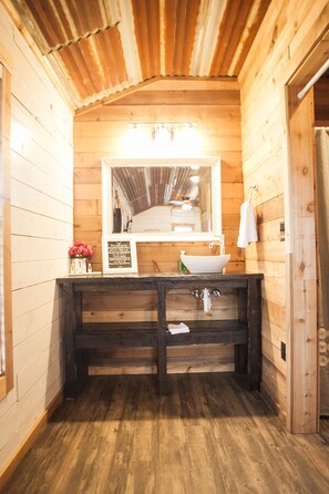 Douche, sèche-cheveux, serviettes fournies