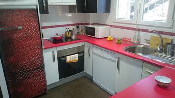 Réfrigérateur, micro-ondes, four, plaque de cuisson