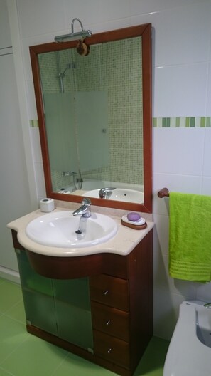 Ensemble baignoire-douche, séchoir à cheveux, bidet, serviettes fournies