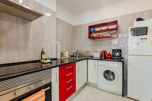 Fridge, microwave, oven, coffee/tea maker