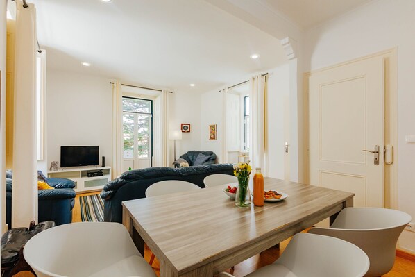Dining - Dream View Lisbon • Family 3BR Apartment with AC (Lisboa ciudad)