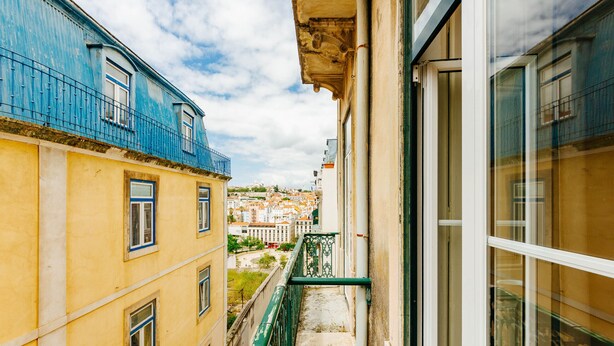 Een smal balkon met uitzicht op een stadsbeeld.