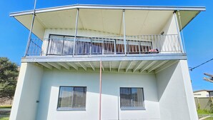 Un immeuble de deux étages doté d’un balcon à l’étage supérieur.