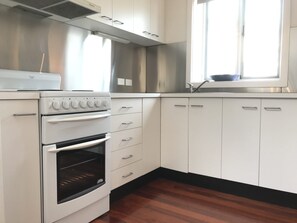 Jääkaappi, mikroaaltouuni, leivänpaahdin