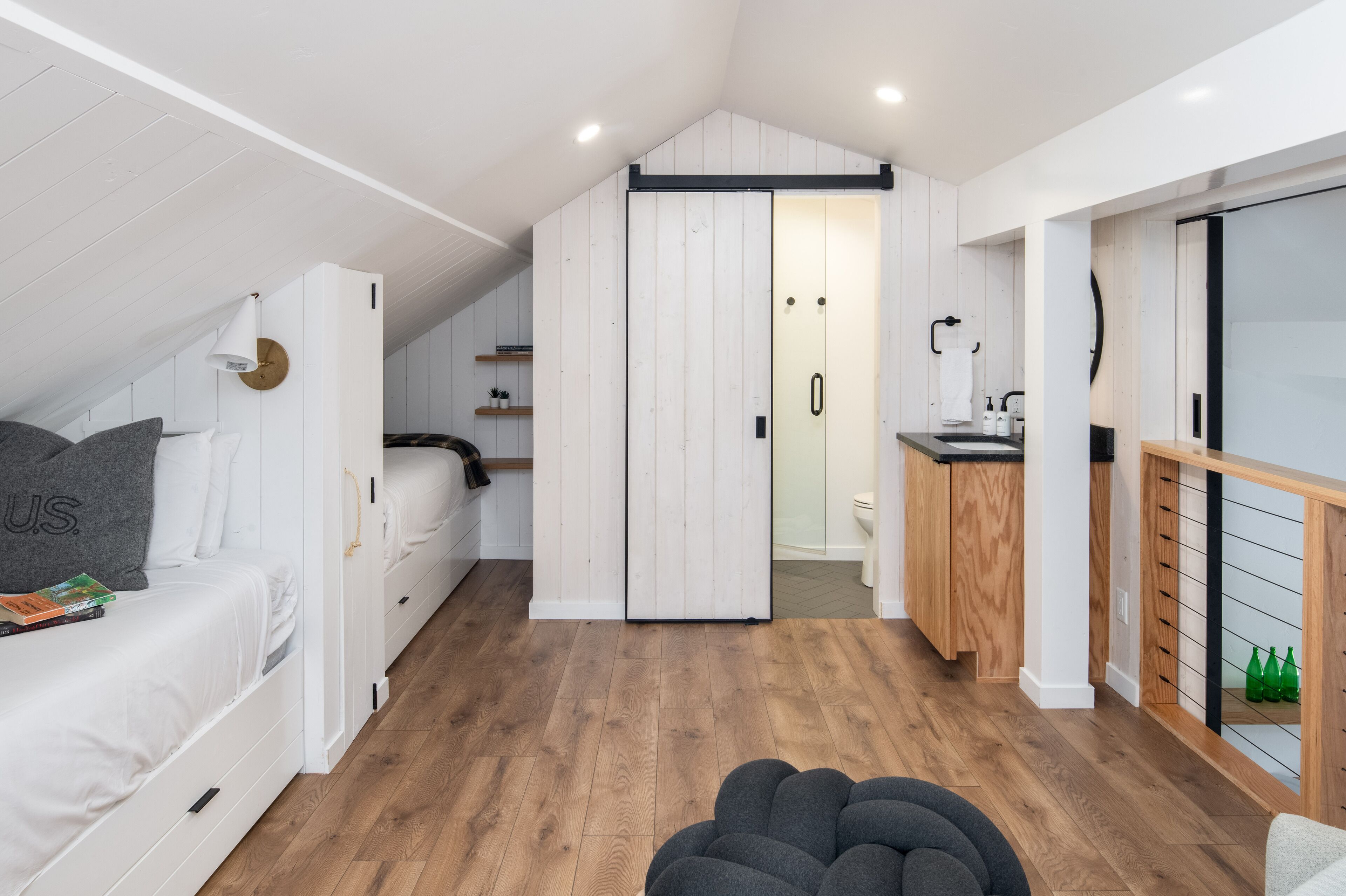 Un apartamento moderno y compacto con habitación tipo loft, kitchenette y baño.