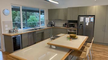 Kühlschrank, Mikrowelle, Geschirrspüler, Toaster