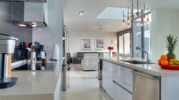 Jääkaappi, mikroaaltouuni, uuni, liesi