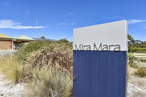 Property grounds - Mira Mara - 100m to Hooper's Beach - Pets Welcome - Outside Only (Robe)