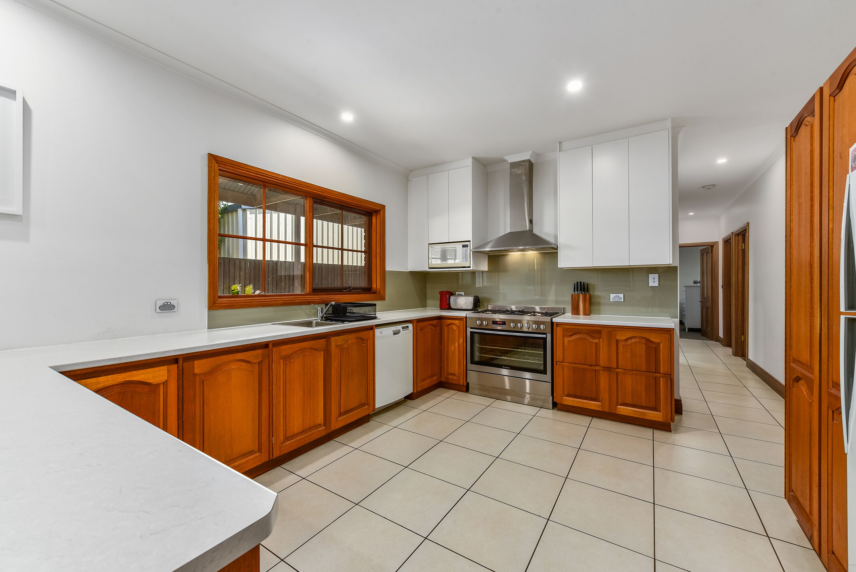 Kylskåp, mikrovågsugn, diskmaskin och brödrost