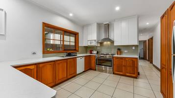 Kylskåp, mikrovågsugn, diskmaskin och brödrost