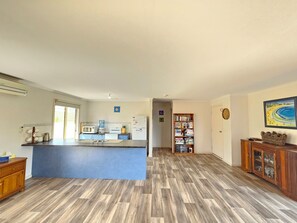 Fridge, microwave, dishwasher, toaster - Miramare - Fantastic Family Holiday Home (Robe)