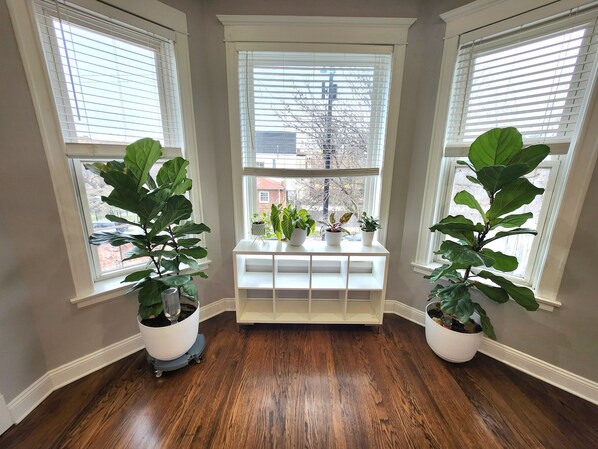 Interior - Large 3 bdrm / dining in the heart of Logan Square mins to DOWNTOWN (Chicago)