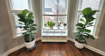 Large 3 bdrm / dining in the heart of Logan Square mins to DOWNTOWN
