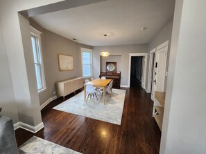 Interior - Large 3 bdrm / dining in the heart of Logan Square mins to DOWNTOWN (Chicago)