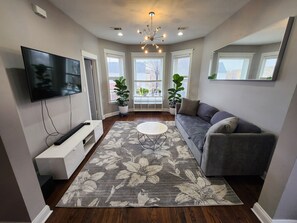 Smart TV - Large 3 bdrm / dining in the heart of Logan Square mins to DOWNTOWN (Chicago)