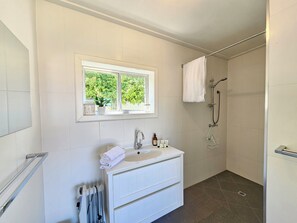 Shower - Stone Cottage - Gorgeous cottage charm, in the heart of Robe Town (Robe)