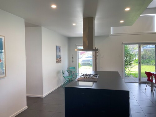 Sun on Sanders - Modern 2 br house close to main street. Pet Friendly Outside