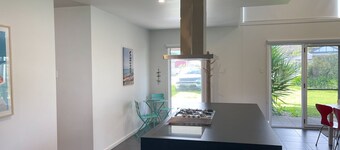 Sun on Sanders - Modern 2 br house close to main street. Pet Friendly Outside