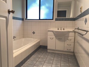 Shower - Squire's Rest - Pets Welcome - Outside Only, Located in the heart of Robe (Robe)