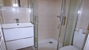A bathroom with a glass-enclosed shower, a white sink, and a toilet. - Apartment for 4 people - Swimming pool - Air conditioning - WiFi - Sainte Maxime (STE MAXIME)