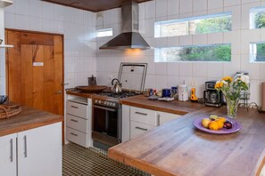 Frigorífico, horno, placa de cocina y lavavajillas