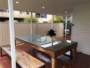 Outdoor dining - Bells On Frome - Coastal shutters, wood fire and the coastal charm. (Robe)