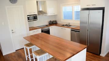 Kjøleskap, mikrobølgeovn, oppvaskmaskin og brødrister