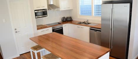 Réfrigérateur, micro-ondes, lave-vaisselle, grille-pain