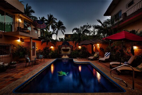 1BED/1BATH~ZONA DORADA~1 BLOCK to BEACH~FULL KITCHEN~HEATED POOL~A/C~LAUNDRY