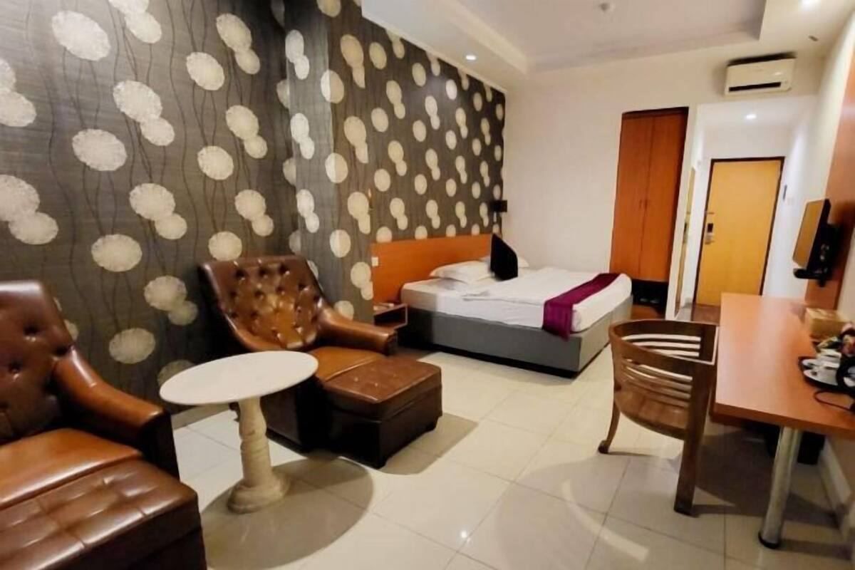 Select Comfort beds, desk, laptop workspace, blackout curtains