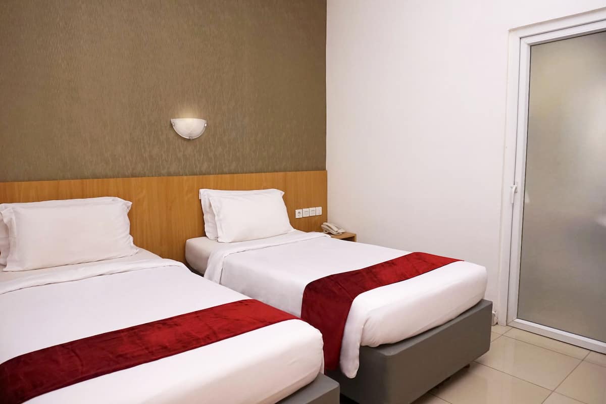 Select Comfort beds, desk, laptop workspace, blackout curtains