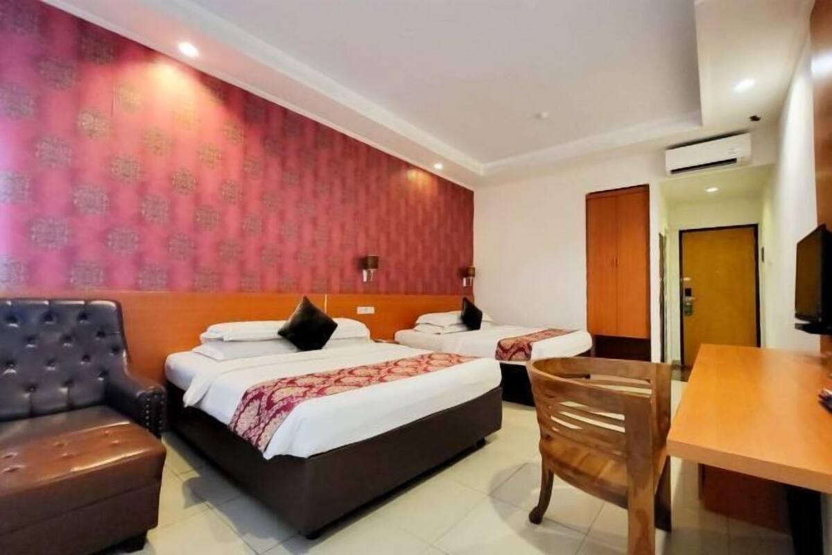 Select Comfort beds, desk, laptop workspace, blackout curtains