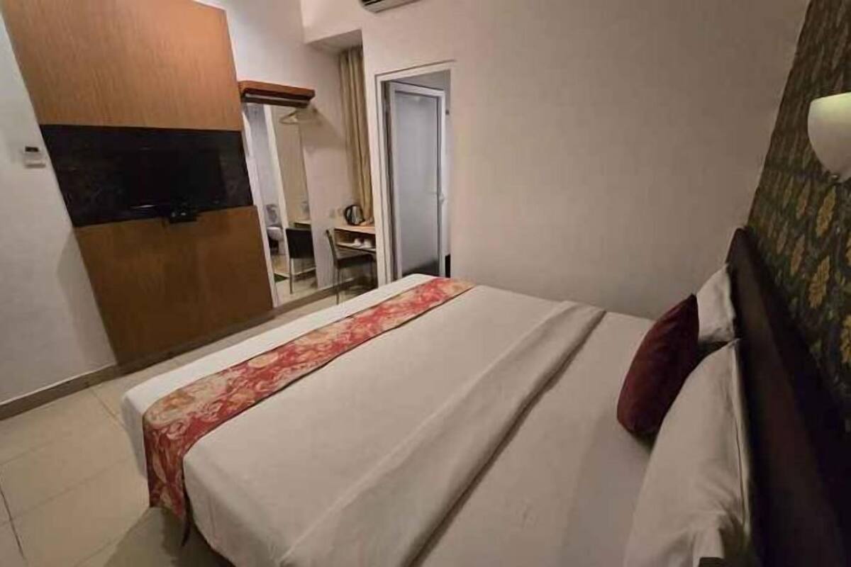 Select Comfort beds, desk, laptop workspace, blackout curtains
