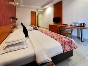 ห้องแฟมิลี่ | เตียง Select Comfort, โต๊ะทำงาน, พื้นที่ทำงานแบบใช้แล็ปท็อป