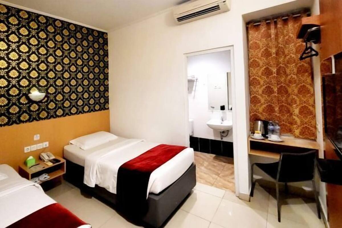 Select Comfort beds, desk, laptop workspace, blackout curtains