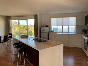 Refrigerador, microondas, lavavajillas y tostadora 