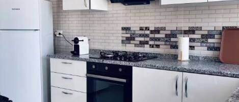 ثلاجة، ماكينة لصنع القهوة/الشاي، غلّاية كهربائية، خلاط