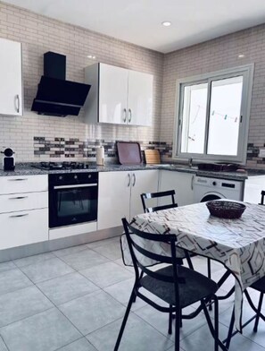 Frigorifero, macchina per tè/caffè, bollitore elettrico, frullatore