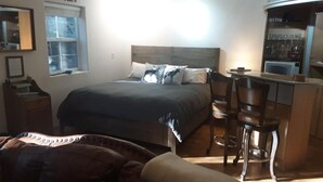 Ein Schlafzimmer mit einem Bett, einem Schreibtisch und einem Stuhl.