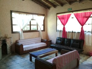 패밀리 방갈로, 침대(여러 개), 정원 전망 | 거실 공간