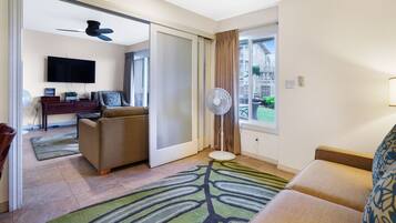 Fernseher, DVD-Player, Tischtennisplatte, BĂŒcher