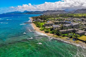 On the beach - Waterfront condo on the ground floor with a pool, ocean views & beach access (Kapaa)